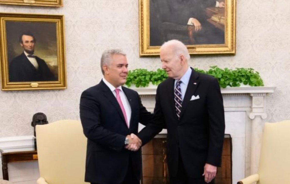 SorayaYanine77's tweet photo. Querida @MaCamilaRoa y @NoticiasCaracol @juanrobertovarg El Expresidente @IvanDuque SI se reunió “cara a cara” con el Presidente Biden. Te mando las fotos. Saludos. https://t.co/OEiNwMblbN