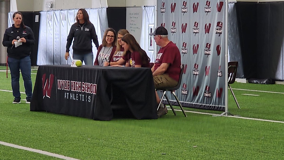 AMNTX18u's tweet photo. So this happened..... 2023 @LadiesSB commit Mandy Hoback Aka Mannie Fresh made it official this morning. Congratulations kiddo #SignedSealed https://t.co/KoCipwpLEG