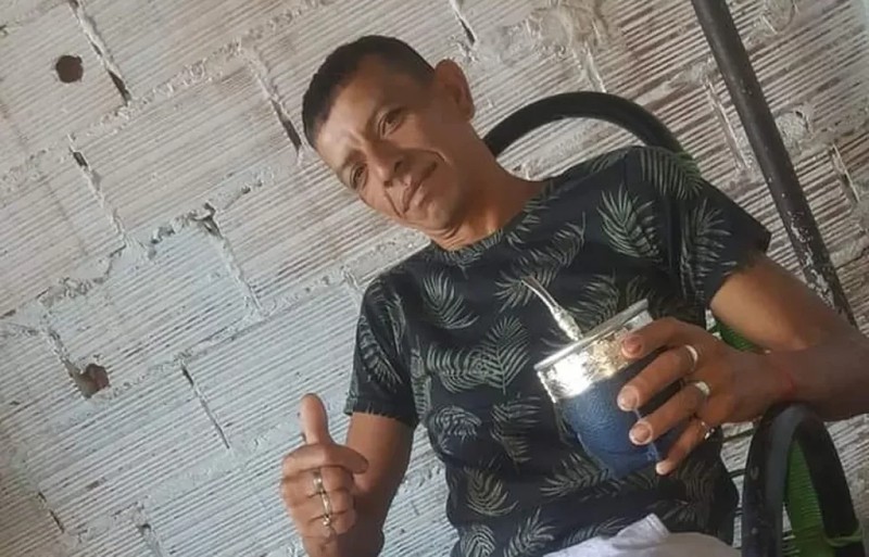 Red__Accion's tweet photo. Habló la hermana de Mauricio Castillo: "los policías se cebaron pegándole hasta que lo mataron"

Apareció ahorcado el 16 de abril en la Comisaría 8 de #VillaInsuperable. La policía dice "suicidio". Su familia, que lo mató la policía. https://t.co/aK1rwXszRt Por @Laretaguardia https://t.co/WhDUefJxGa
