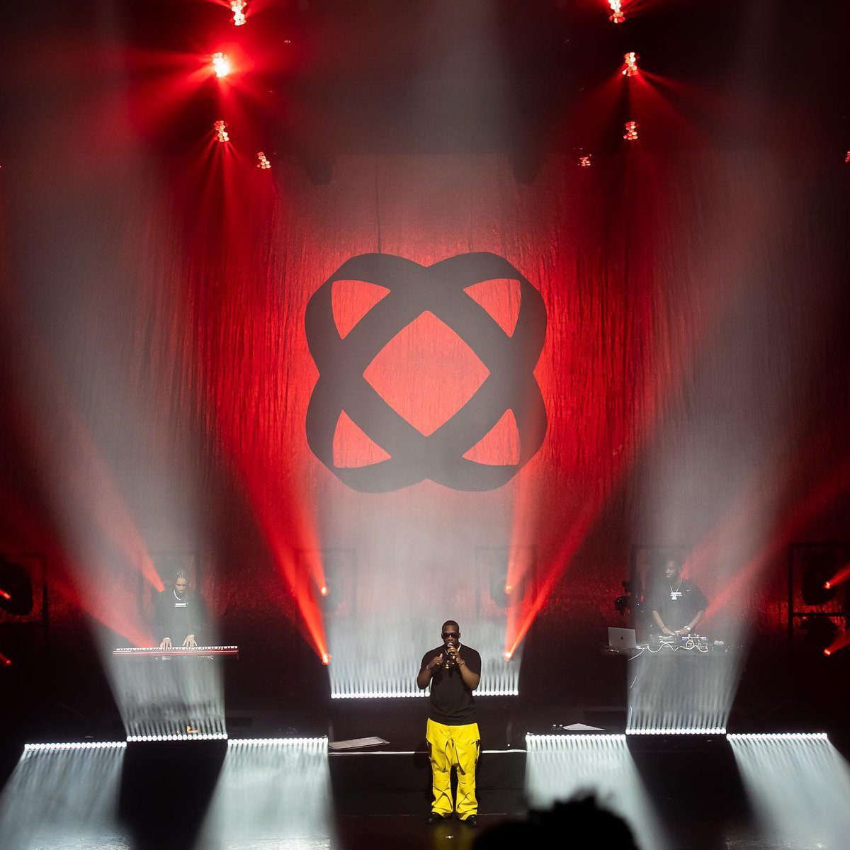 Dimatec_Light's tweet photo. 16 B-EYE K10, 12 Mythos et 32 Sharpy X Frame de @ClayPakyNews au concert du rappeur SDM à l'Olympia ! 🔥
Eclairage : Lumiverse Design
Location : @GroupeBLive
#claypaky #beyek10 #mythos #sharpyxframe #sdm #event #olympia #sdm https://t.co/TG2s7pqzVg