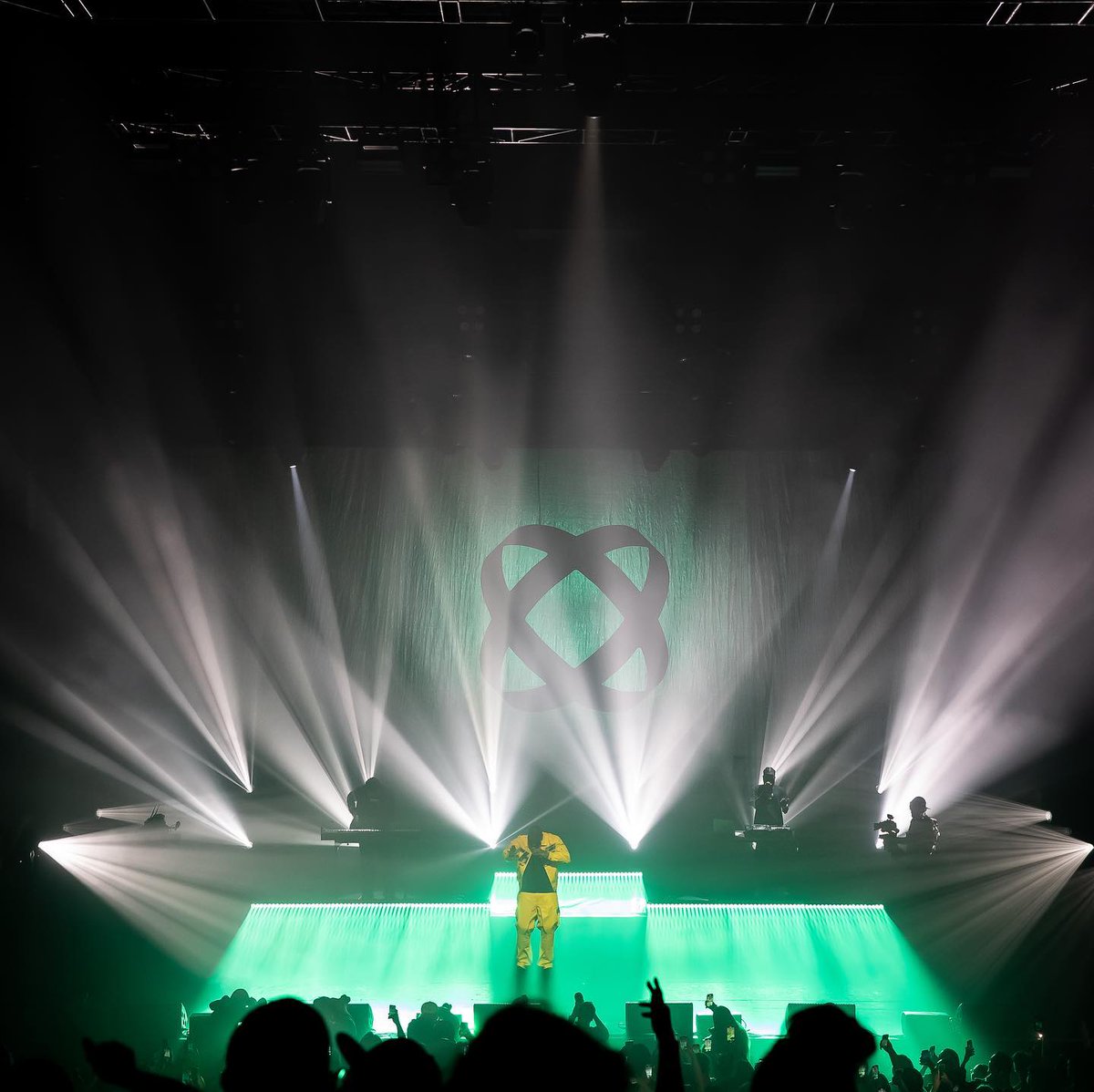 Dimatec_Light's tweet photo. 16 B-EYE K10, 12 Mythos et 32 Sharpy X Frame de @ClayPakyNews au concert du rappeur SDM à l'Olympia ! 🔥
Eclairage : Lumiverse Design
Location : @GroupeBLive
#claypaky #beyek10 #mythos #sharpyxframe #sdm #event #olympia #sdm https://t.co/TG2s7pqzVg