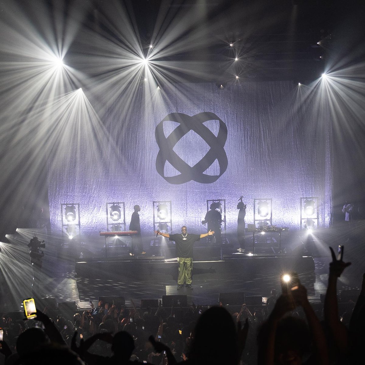 Dimatec_Light's tweet photo. 16 B-EYE K10, 12 Mythos et 32 Sharpy X Frame de @ClayPakyNews au concert du rappeur SDM à l'Olympia ! 🔥
Eclairage : Lumiverse Design
Location : @GroupeBLive
#claypaky #beyek10 #mythos #sharpyxframe #sdm #event #olympia #sdm https://t.co/TG2s7pqzVg