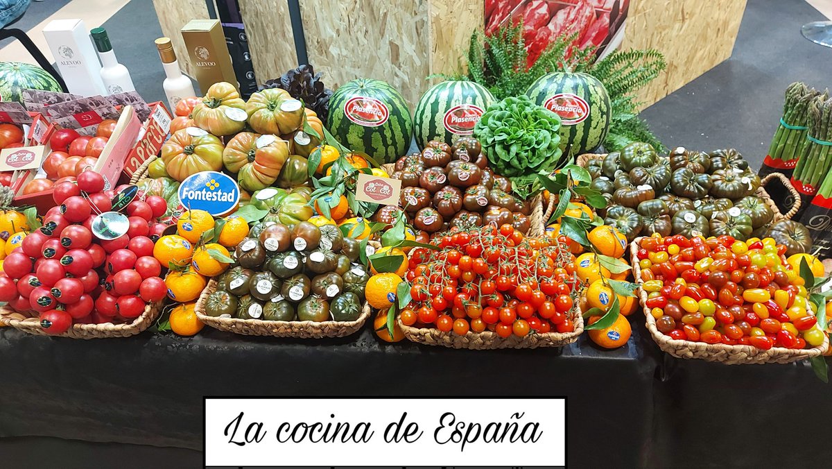 El otro día en el #salóngourmets con @alevoospain y @mercamad que stand tan bonito y que frutas y verduras más deliciosas. Tenemos que ir más a los mercados de Madrid. @GrupoGourmets #alevoo #mercado #mercadosdemadrid #ifema #lacocinadeespaña