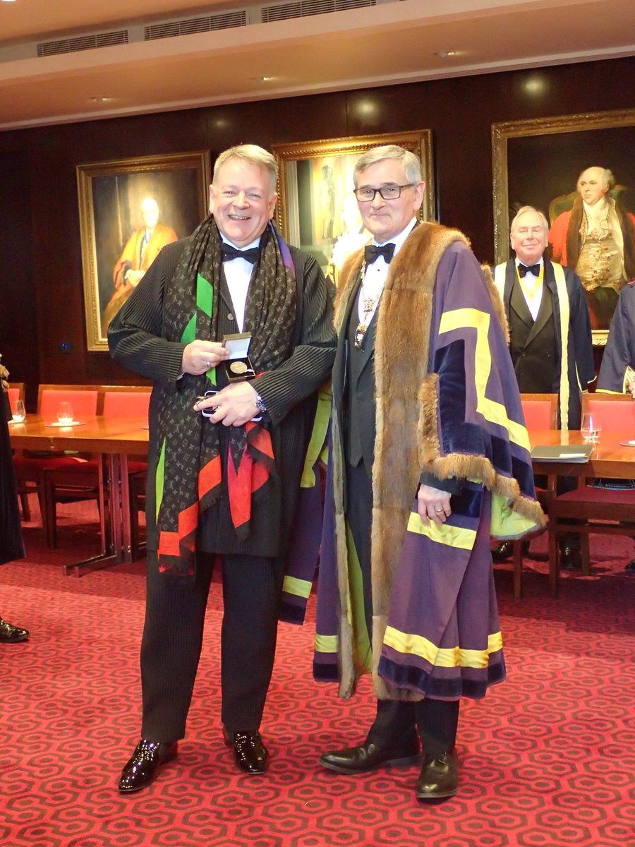 Nicholas Daniel, one of the world’s great oboe players is awarded the Musicians’ Company Cobbett Medal, to recognise an outstanding contribution to chamber music. Winners have included Elgar, Vaughan Williams and Ireland. <a href="/ndanielmusic/">Nicholas Daniel OBE 🇺🇦🏳️‍⚧️</a> @MusiciansComp #livemusic #classicalmusic