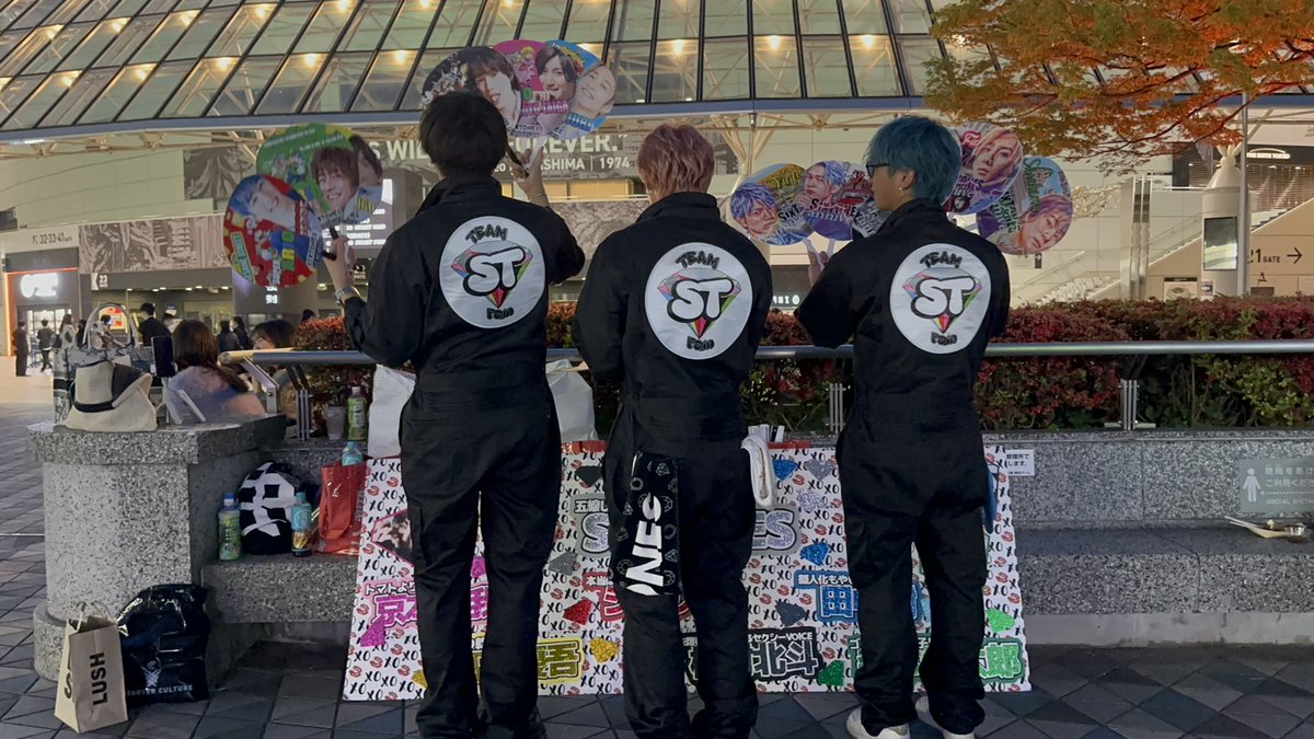 at_marker_seita's tweet photo. この背中が可愛すぎる🥹🥹🥹🥹🥹🥹
今日写真撮ってくれたみんなありがとうございました😭
#sixtones #sixtones担 #feeldacity #うちわ #スト担 #johnnys #スト担と繋がりたい #スト担さんと仲良くなりたい #大阪 #東京ドーム #慣声の法則 #京セラドーム https://t.co/9ceIv1uwKQ
