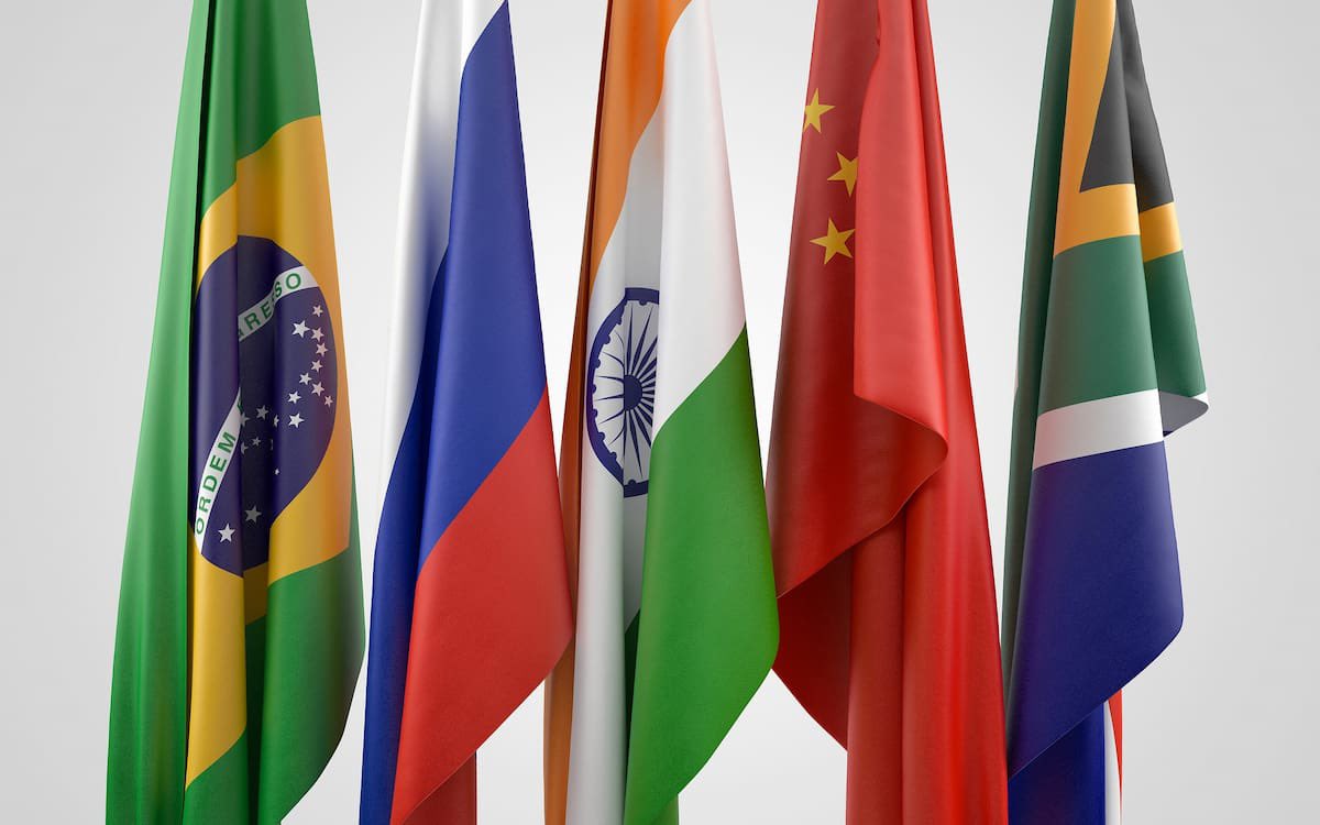wallstwolverine's tweet photo. Los BRICS superan por primera vez al G7 en su porcentaje en el PIB mundial.

Según los datos proporcionados, los BRICS ahora aportan el 31,5% del PIB mundial, mientras el G7 representa el 30,7%. https://t.co/2hXLnP9IkZ