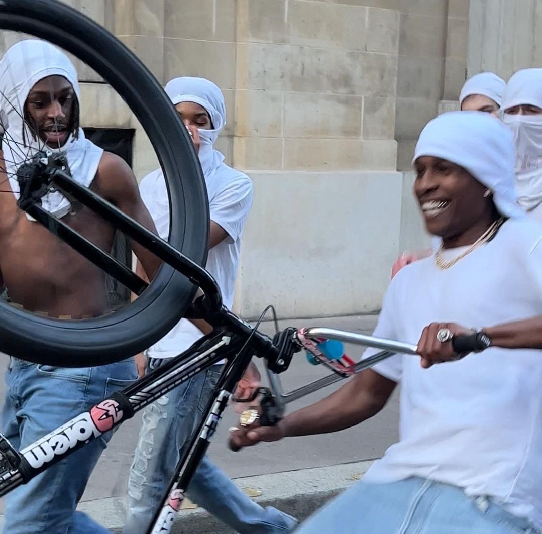 alchimistfr's tweet photo. A$AP Rocky a tourné un clip hier dans Paris avec le collectif de bikers Lorem Paris. https://t.co/6rZIC20tlH