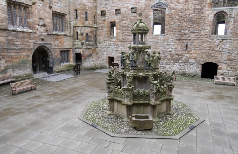 We're heartbroken and outraged by recent vandalism at @welovehistory Linlithgow Palace.

The ornate fountain, built by James V in 1538, has been spray-painted and physically damaged.

Walls and flagstones at the centuries-old site have also been badly defaced. (1/3)
