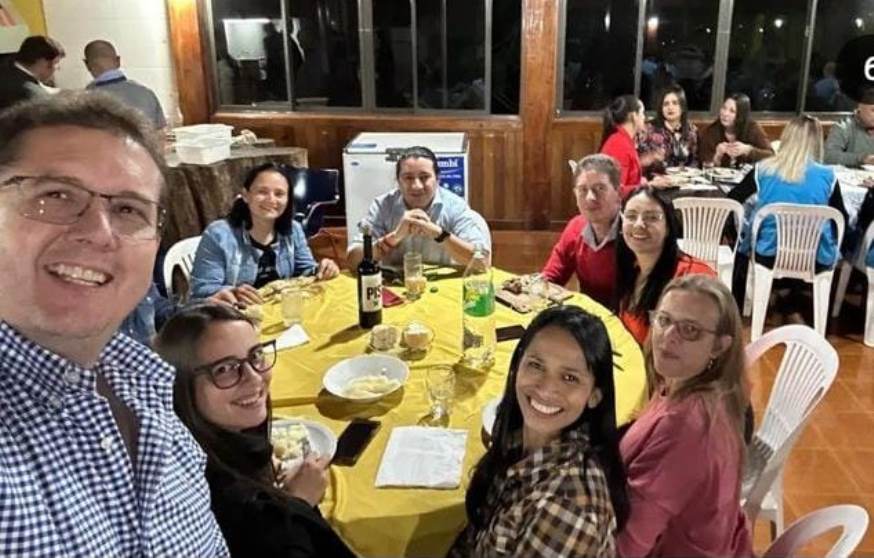 Reunión con Docentes y simpatizantes de nuestra agrupación en San Vicente; de la que participó el Sec. Gral. de <a href="/udpm_misiones/">UDPM</a>, Rubén Darío Caballero, <a href="/grillo141/">Ruben Dario</a> e integrantes de la C.D. y el candidato Intendente Fabián Rodríguez, sus candidatos a concejales y equipo de trabajo.