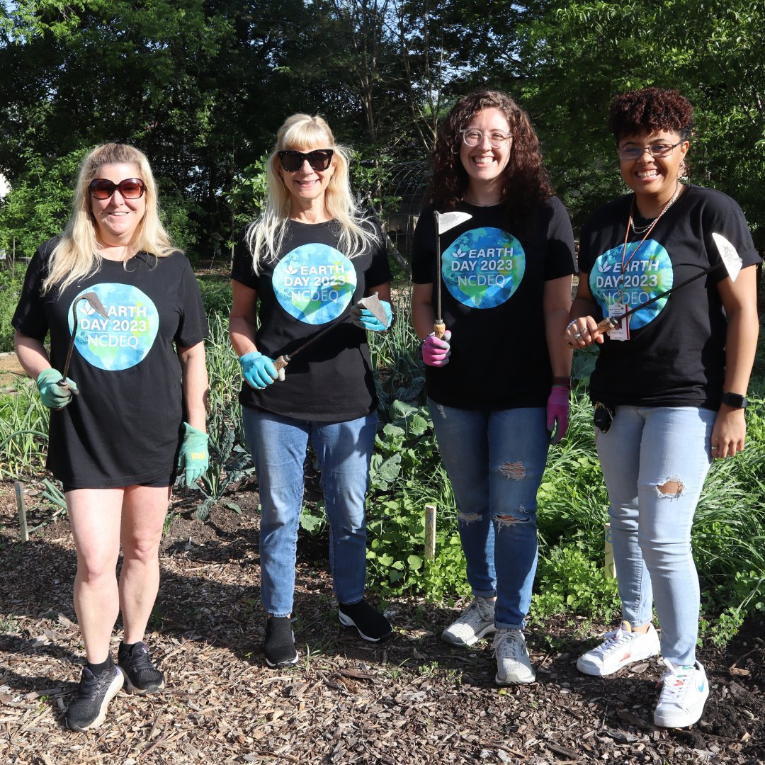 FoodShuttle's tweet photo. Thanks to the good folks of the @ncdeq for spending some time with us at Camden Street Learning Garden to celebrate Earth Day! #earthday #NCDEQ #eenorthcarolina #communitygardens #greenerplanet #hungerfreecommunity https://t.co/XJXoOYkVZU