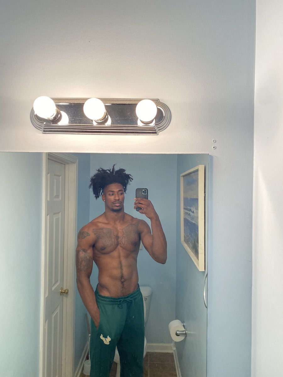 famousramsey's tweet photo. 6'4 with hair casually always scraping the door frame https://t.co/RKTkPbkSaK