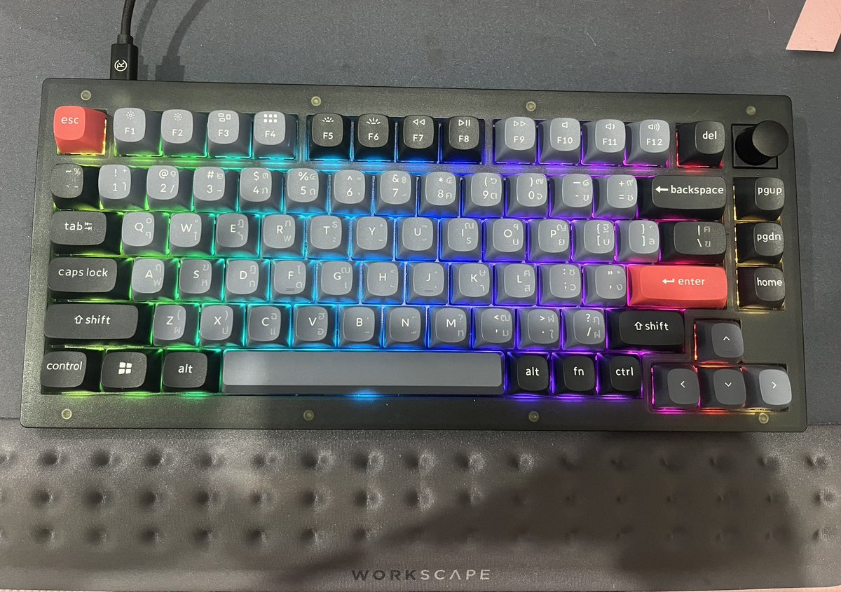 V0RuNAAl0NeW0lF's tweet photo. Keychron V1 เสียงเพราะจนคนใช้ space65 ที่ออฟฟิศยังมองมาเลย เสียง stock เหมือนเสียง mod เรียบร้อย นี่ยังไม่ได้ tape mod ถ้า mod เมื่อไหร่เสียงจะยิ่งกว่านี้ https://t.co/yquBOm4cKn