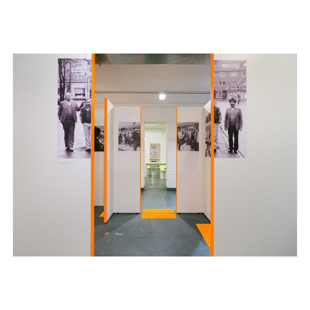 DOMiD_Migration's tweet photo. Ein Blick in die Ausstellung! 🧐
In Mind The Gap! gibt das kuratorische Kollektiv Einblick in persönliche Geschichten, Gründe für Flucht und Migration sowie Fragen und Zweifel. (1/7)
#unserMuseum #DOMiD #Migrationsmuseum #kulturstiftungdesbundes #Partizipation #Teilhabe #lgbtiqa https://t.co/3e97204vGC