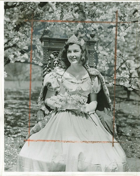 brooklynhistory's tweet photo. Abolish the monarchy. But first, enjoy this lovely picture of Jean Blake, crowned Queen of the May at the Brooklyn Botanic Garden's May Day festival. Today's Fashion Friday is in full bloom. 🌸 🌸 🌸 
.
.
[Queen of the May], 1948, GRDN_0037; Brooklyn Daily Eagle photographs https://t.co/Zu8LitSQo9