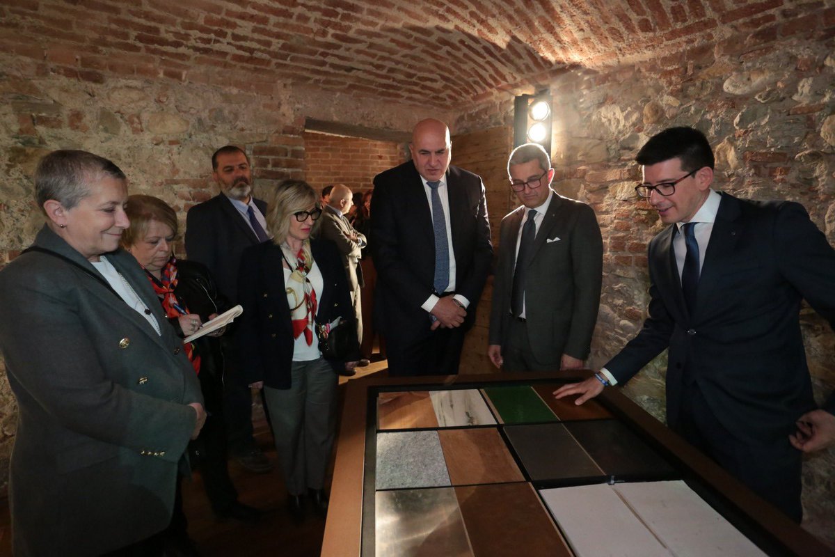 MinisteroDifesa's tweet photo. Il Ministro @GuidoCrosetto ha visitato il Museo “Terra di Artigiani”@confartigianato. Un tributo alla tradizione artigiana di #Cuneo. Lì si trova la cella dove fu prigioniero Duccio Galimberti, medaglia d'oro della Resistenza. https://t.co/nv3WuzzzkD