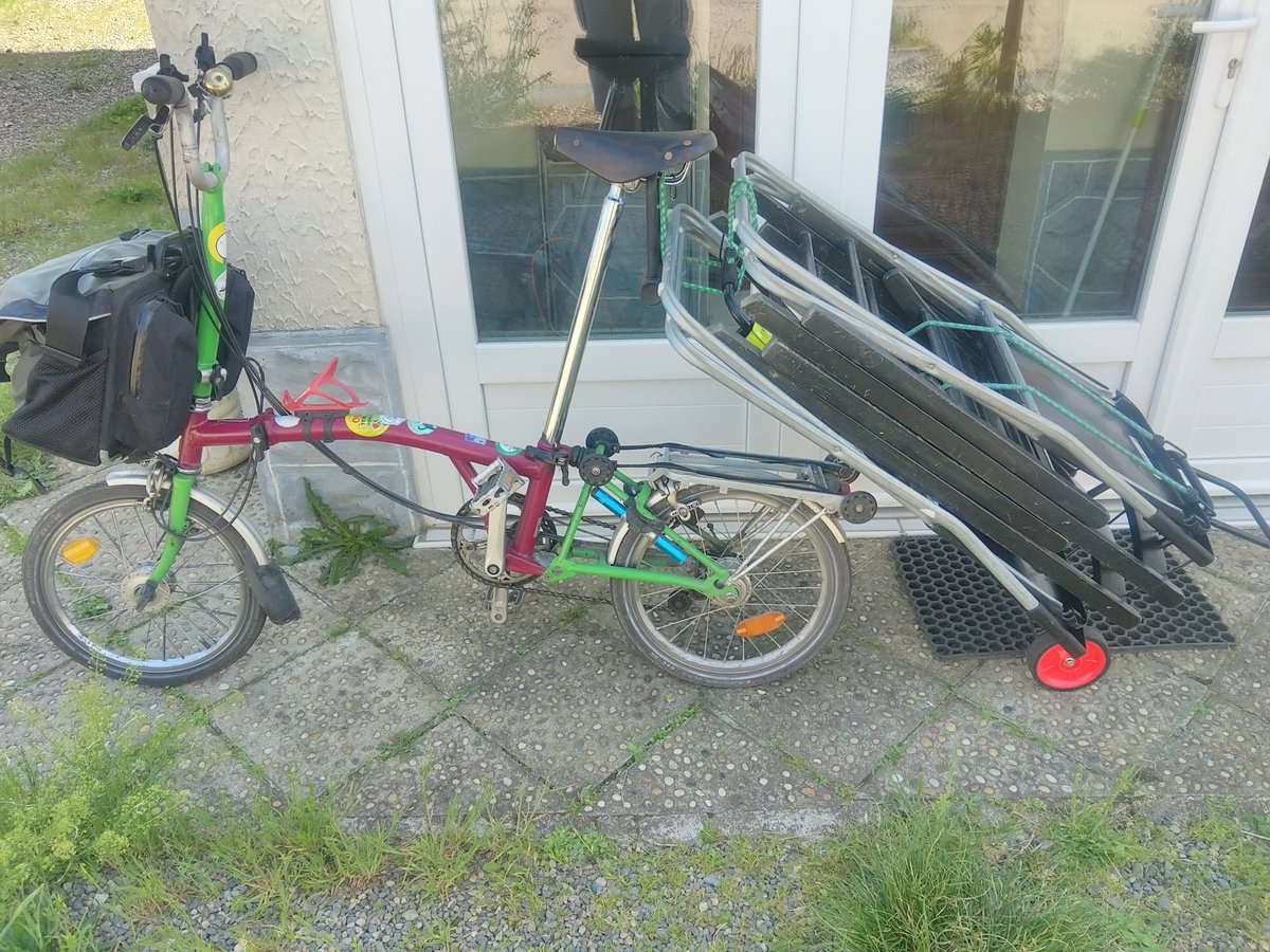 JeanJacques92's tweet photo. En route pour une réunion de famille.
Ce n'est pas vraiment du #carryshitolympics mais on s'en approche 
Vive le SUV ‼️
(système universel vélo) 😁
Poke @VlrtnTarbes @VeloOccitanie https://t.co/HAcH0yPGFo