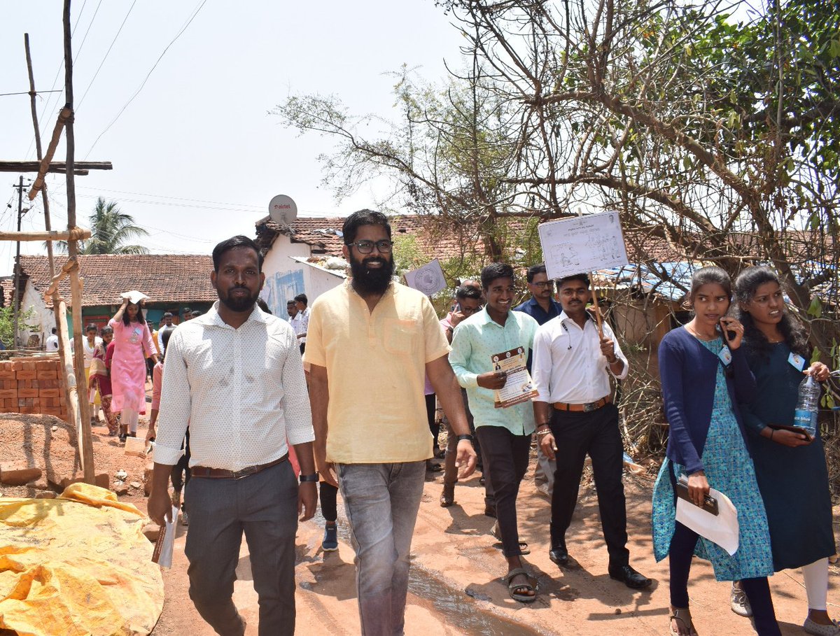 ZP_Belagavi's tweet photo. ಮತದಾನ ಎಂಬುದು ದೇಶದ ಪ್ರತಿಯೊಬ್ಬ ನಾಗರಿಕರ ಕರ್ತವ್ಯ ಹಾಗೂ ಮೂಲ ಹಕ್ಕಾಗಿದ್ದು,ಯಾವುದೇ ಆಸೆ-ಆಮೀಷಗಳಿಗೆ ಒಳಗಾಗದೇ ಪ್ರತಿಯೊಬ್ಬರು ಮತದಾನ ಮಾಡಲು ಮುಂದಾಗಬೇಕು ಎಂದು ರಾಣಿ ಚೆನ್ನಮ್ಮ ವಿಶ್ವವಿದ್ಯಾಲಯದ ಮೌಲ್ಯಮಾಪನ ಕುಲಸಚಿವರಾದ ಪ್ರೊ. ಶಿವಾನಂದ ಗೋರನಾಳೆ ರವರು ಹೇಳಿದರು.
#RDPR #RDWSD #ECI #CEO #SVEEP #LETS_VOTE https://t.co/BYPtMK0vL8