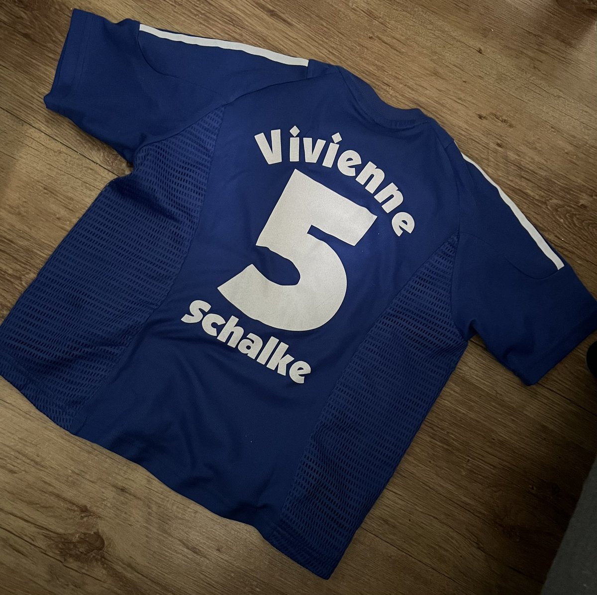 Mein erstes Trikot gab es zum 5. Geburtstag  #S04 
Ich kann es immer noch tragen - klein sein kann also auch Vorteile haben