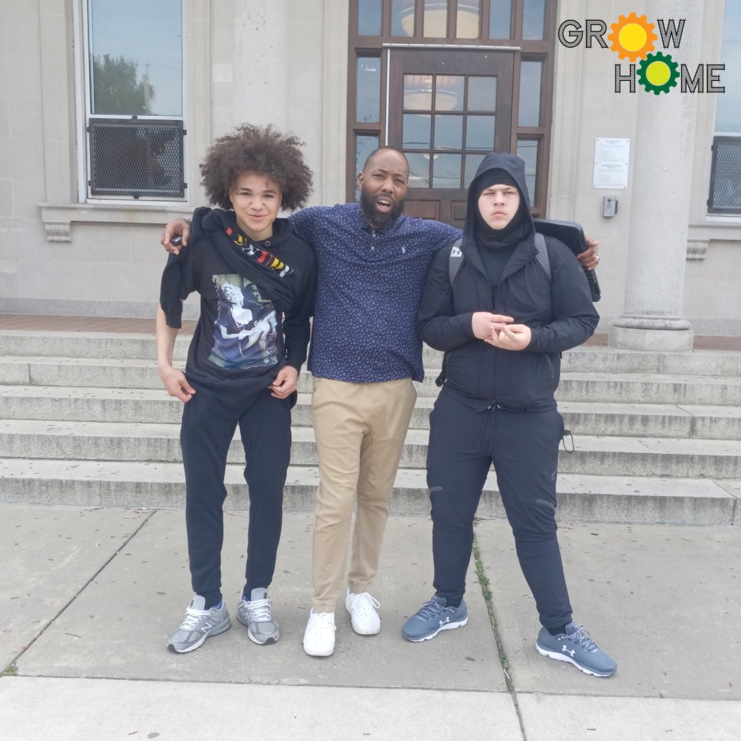 Two of Grow Home's money management team members will be helping out with Benfest tomorrow at Ben Franklin High School...
Go see them at our booth to get $25 💰 for filling out a green spaces survey (Ages 14-19).