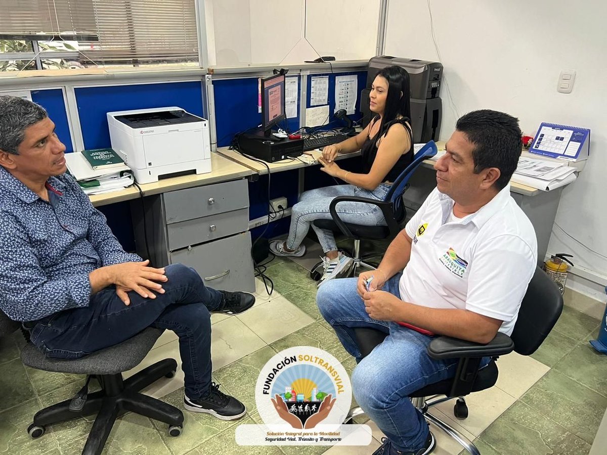 FunSoltransvial's tweet photo. Nuestro director el Mag. Wilter Ordoñez en cumplimiento de sus funciones de visita al Instituto de Movilidad y Transporte de Arauquita. En reunión con el director con el fin de analizar estrategias para fortalecer la alianza y trabajar por un mejor futuro para el organismo. https://t.co/ZGy2cnEjEh