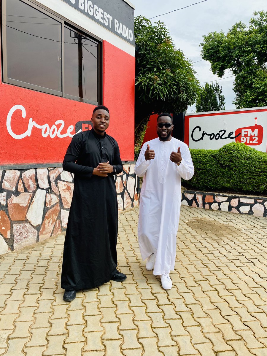 BelgaLive1997's tweet photo. Welcome to the #EveningSwitch 🔥🔥 <> #TGIF with @BelgaLive1997 🎤😎 alongside @DeejBanxx 🎧🎚️🎛️ only on western Uganda’s biggest radio 📻
5-8pm 🔥
#EidEdition 🧕🏻🧕🏻👳♀️👳♀️
Listen Online: https://t.co/mLNSTJIU5A https://t.co/jekgC3hUUQ