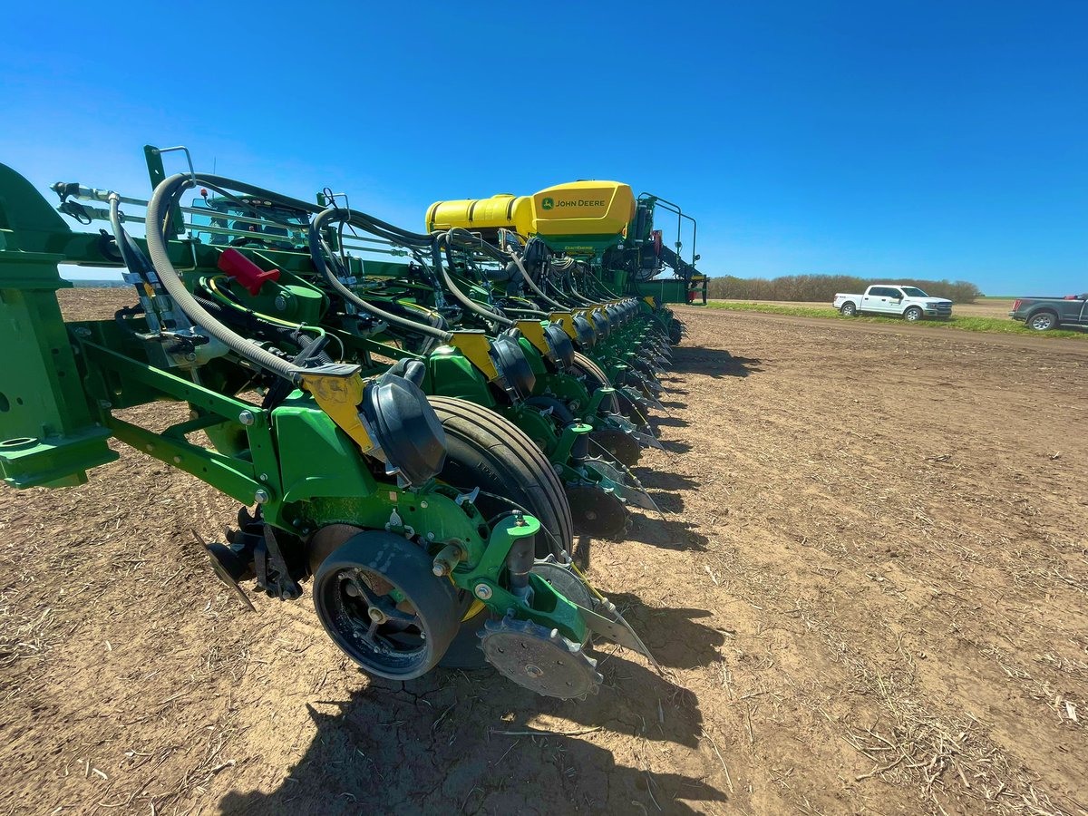 tnelson_33's tweet photo. just a few moments from plant ‘23 w/ @PrairieLandJD

from ops center ➡️ field, we are rolling! https://t.co/ZKFEh8BFQs
