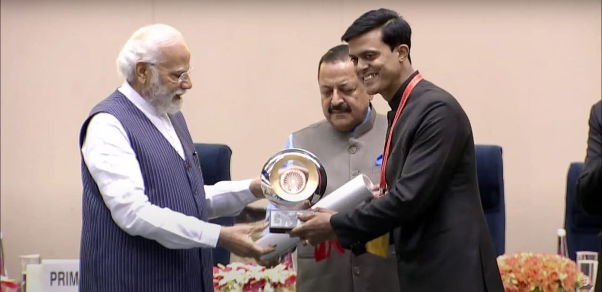 DARPG_GoI's tweet photo. The Award was received by @DCGumla Shri Sushant Gaurav

#CivilServicesDay #VikshitBharat #PMAwards https://t.co/xUCFCmeykd