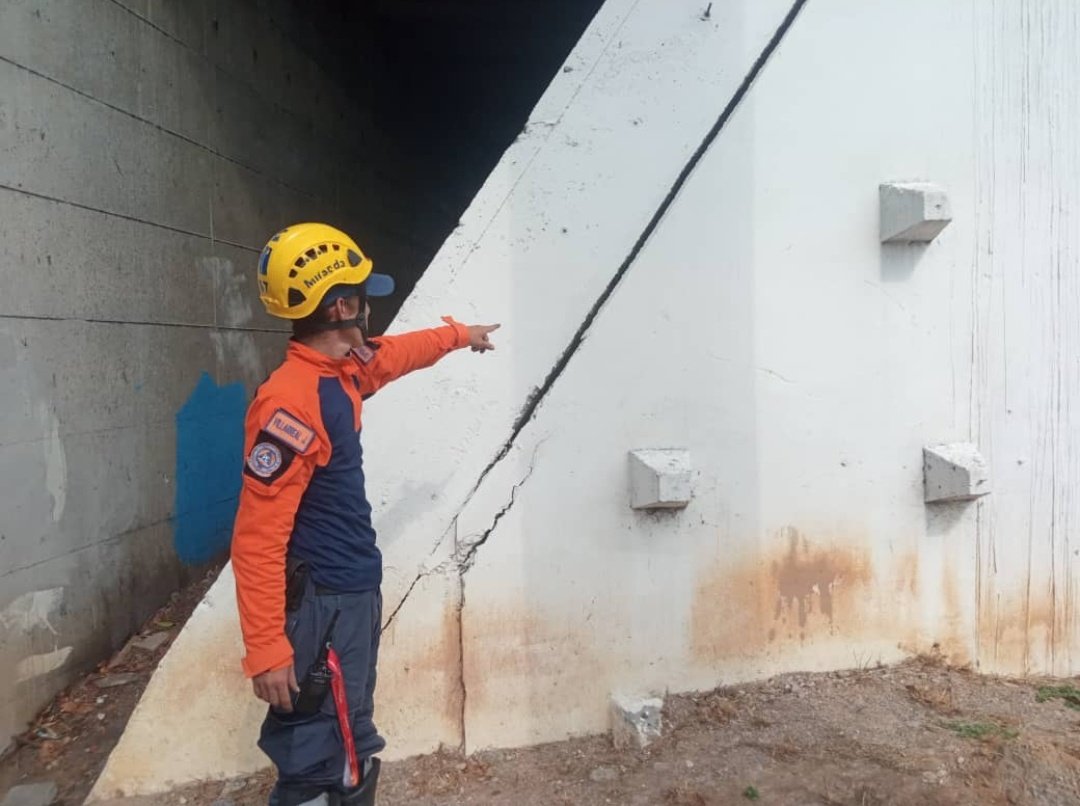 ReporteYa's tweet photo. #21Abr #Caracas 
@jesusmedinae: "Puede colapsar en cualquier momento" Eviten una tragedia, siguen circulando vehículos en el puente del distribuidor los Ruices en la Francisco Fajardo. Observen que ya protección civil Miranda, realiza inspecciones. https://t.co/8KxbkcfMCp