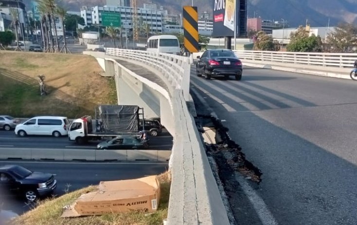ReporteYa's tweet photo. #21Abr #Caracas 
@jesusmedinae: "Puede colapsar en cualquier momento" Eviten una tragedia, siguen circulando vehículos en el puente del distribuidor los Ruices en la Francisco Fajardo. Observen que ya protección civil Miranda, realiza inspecciones. https://t.co/8KxbkcfMCp