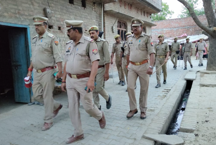 pratapgarhpol's tweet photo. SP, PBH @satpal_IPS के निर्देशन में थाना मानिकपुर पुलिस द्वारा आगामी त्योहारों एवं नगर निकाय चुनाव-2023 के दौरान कानून व्यवस्था के दृष्टिगत थानाक्षेत्र के विभिन्न स्थानों पर एरिया डोमिनेशन के तहत फ्लैग मार्च किया गया व सभी से आपस में समन्वय व सौहार्द बनाये रखने की अपील की गई। https://t.co/cAr4kmvu1J