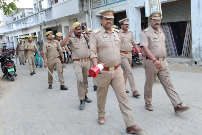 pratapgarhpol's tweet photo. SP, PBH @satpal_IPS के निर्देशन में थाना मानिकपुर पुलिस द्वारा आगामी त्योहारों एवं नगर निकाय चुनाव-2023 के दौरान कानून व्यवस्था के दृष्टिगत थानाक्षेत्र के विभिन्न स्थानों पर एरिया डोमिनेशन के तहत फ्लैग मार्च किया गया व सभी से आपस में समन्वय व सौहार्द बनाये रखने की अपील की गई। https://t.co/cAr4kmvu1J