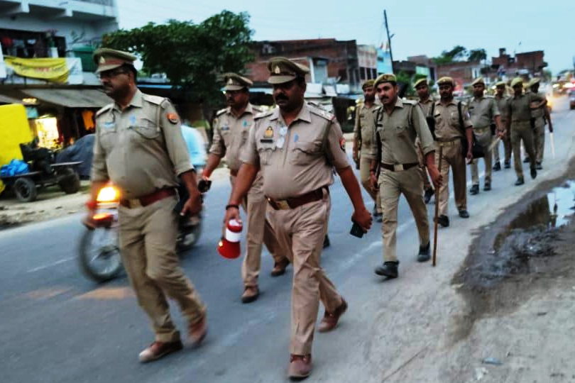 SP, PBH <a href="/satpal_IPS/">Satpal Antil IPS</a> के निर्देशन में थाना मानिकपुर पुलिस द्वारा आगामी त्योहारों एवं नगर निकाय चुनाव-2023 के दौरान कानून व्यवस्था के दृष्टिगत थानाक्षेत्र के विभिन्न स्थानों पर एरिया डोमिनेशन के तहत फ्लैग मार्च किया गया व सभी से आपस में समन्वय व सौहार्द बनाये रखने की अपील की गई।