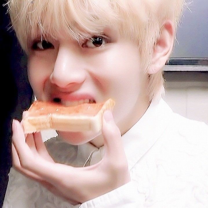 xielooo_'s tweet photo. minal aidzin wal faidzin semuanyaaaa, hihi uda lebaran ajaaaa, semoga dapet thr banyak yaaaw 😋
 
*foto tae sebagai pemaniss 😍 https://t.co/TWwYQ3jM3R