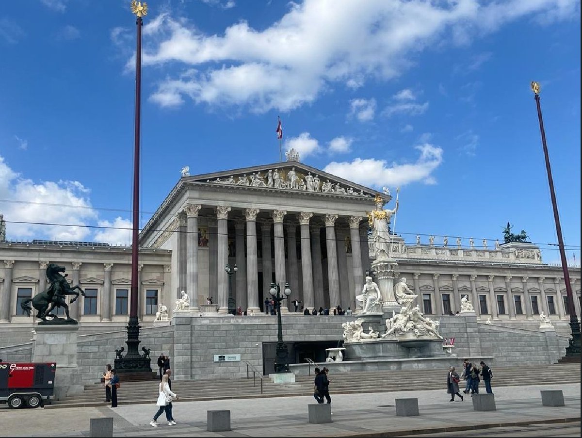 Frühlingssonne im pol. Wien – ideales Wetter für Austausch mit <a href="/koeppl_peter/">Peter Köppl</a> , Präsident der ÖPAV,  Schwesterorganisation der <a href="/de_ge_pol/">de'ge'pol</a> in Österreich.
Zentrale Themen waren anstehenden Reformpläne zum Lobbyregister und Vorbereitung der <a href="/pace_eu/">PACE</a> Versammlung, im Mai in Ljubljana.