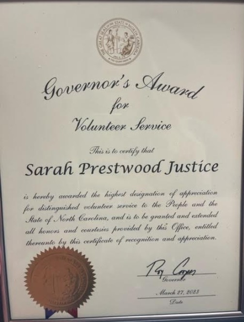 TransylvaniaSch's tweet photo. Congratulations to Rosman Middle &amp; High media specialist Sarah Justice on receiving the 2023 Governors Volunteer Service Award for Transylvania County.
She earned this honor thanks to her operation of the Magic Book Bus, which provides free books to students in the county. https://t.co/SMcHcwfJWO