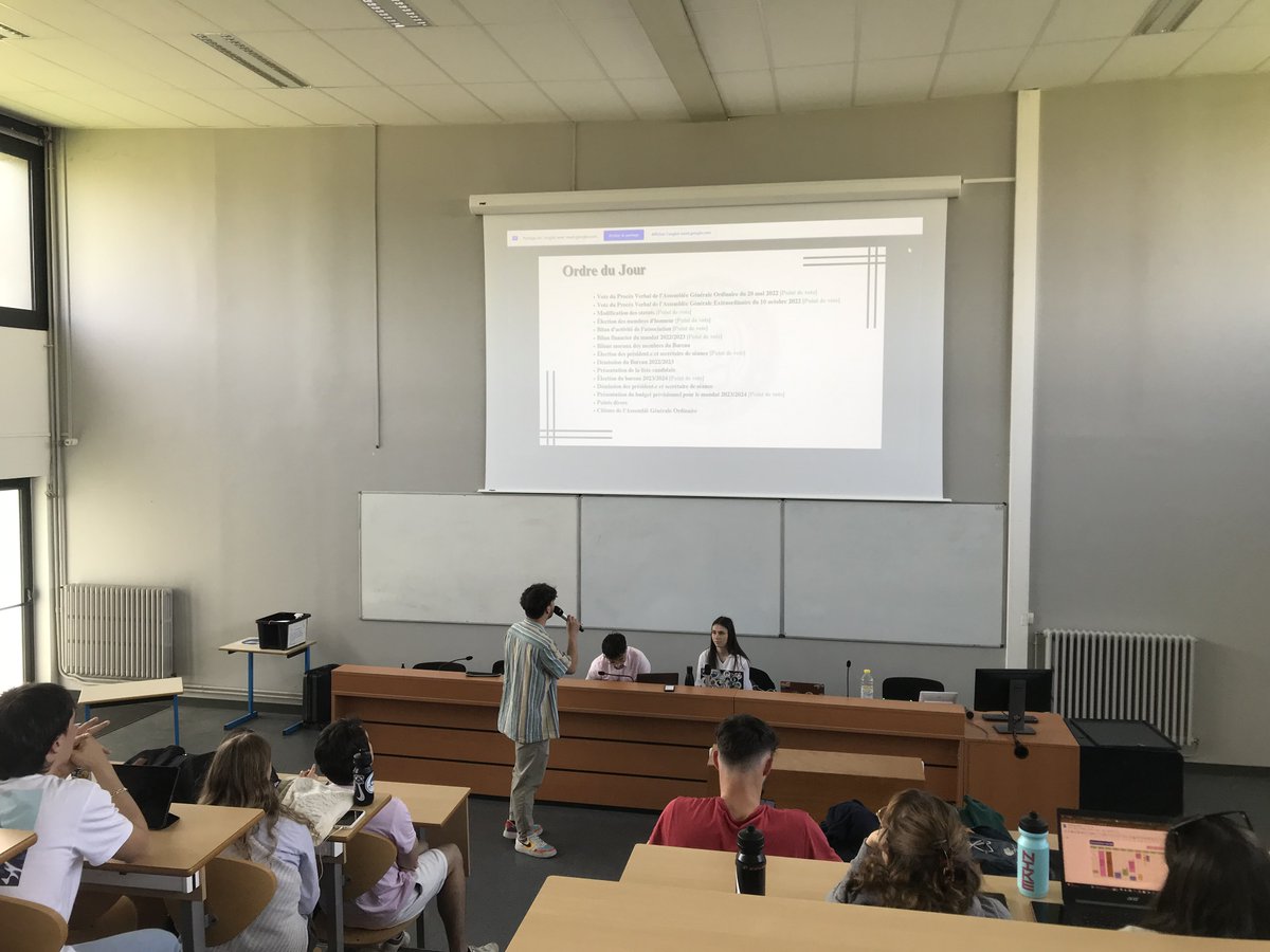 [ AG Poitiers 2023  ]  
Aujourd’hui présente à l’assemblée générale de passation du <a href="/bdestapspoit/">BDE STAPS Poitiers</a>, en tant que suivie de l’<a href="/ANESTAPS/">ANESTAPS</a>. 
À l’ordre du jour : 
🔹Modification des statuts 
🔹Bilan d’activité 22/23
🔹Démission du bureau 22/23
🔹Élection du bureau 23/24
🤍🖤