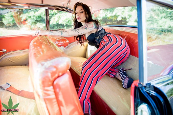 I loved this classic car so much but I don&rsquo;t remember what it was 🤷🏻&zwj;♀️ so beautiful tho! https://t.<a href="/tag/thanku"class="tags"><span>#thanku</span></a><a href="/tag/circusshit"class="tags"><span>#circusshit</span></a>