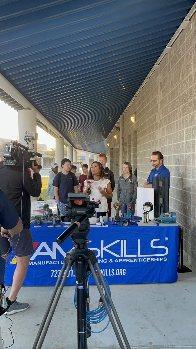 SuzanneStacey1's tweet photo. So much excitement this morning at AHS! 💙 Our kids are amazing!! Thanks ABC Action News for highlighting our awesome students! @AncloteSharks @pascoschools @mcilse @nymoon1976 @abcactionnews https://t.co/NUBSyHfEy3