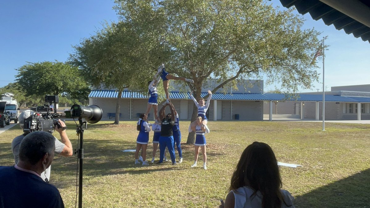 SuzanneStacey1's tweet photo. So much excitement this morning at AHS! 💙 Our kids are amazing!! Thanks ABC Action News for highlighting our awesome students! @AncloteSharks @pascoschools @mcilse @nymoon1976 @abcactionnews https://t.co/NUBSyHfEy3