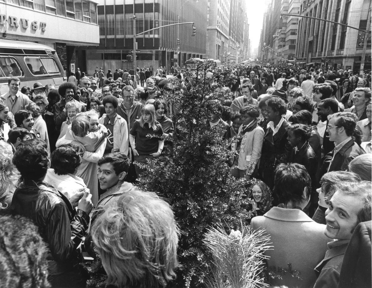 axibio's tweet photo. À cette occasion, 20 millions de personnes sont descendues dans la rue aux États-Unis, environ 10 % de la population du pays à l'époque.
#EarthDay #EarthDay2023 #EarthDayEveryDay #environnement #engagement #sensibilisation #axibio https://t.co/II6zAEsRII