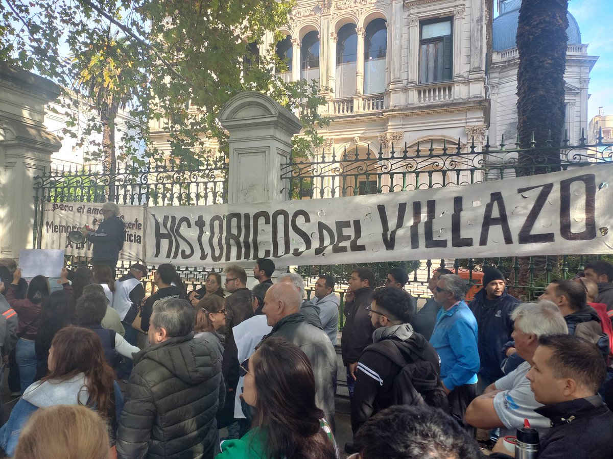 HIJOSRosario's tweet photo. Acompañamos el reclamo de lxs compañerxs de Villa Constitución por el pronto comienzo del juicio por los crímenes cometidos durante el Villazo. #VillaConstitucion #Villazo #JuicioyCastigo #memoriaverdadyjusticia https://t.co/FRgGKbFokP