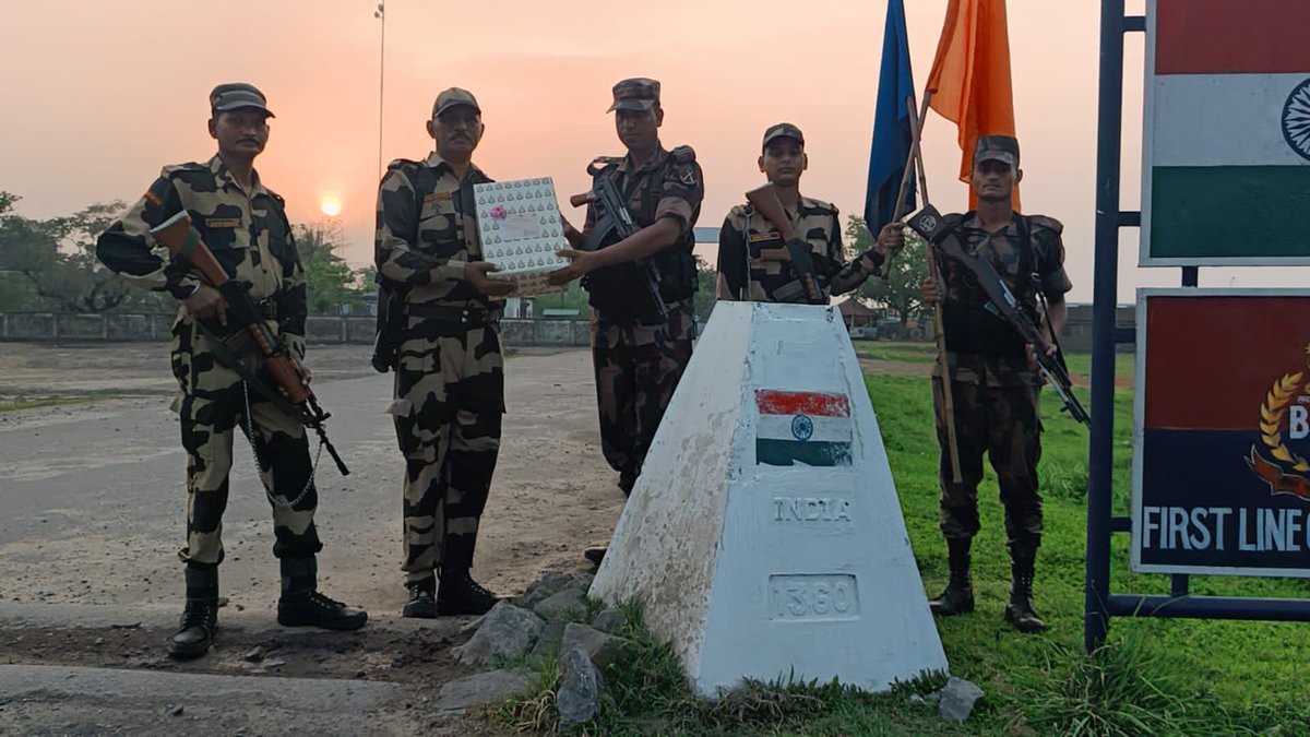 BSF_MizoramCach's tweet photo. BSF M&amp;C Frontier exchanged sweets with BGB on the eve of Eid-ul-Fitr with greetings. Long Live India-Bangladesh Friendship.
#BSF
#BGB
#LongLiveFriendship https://t.co/DiLP61sWIF