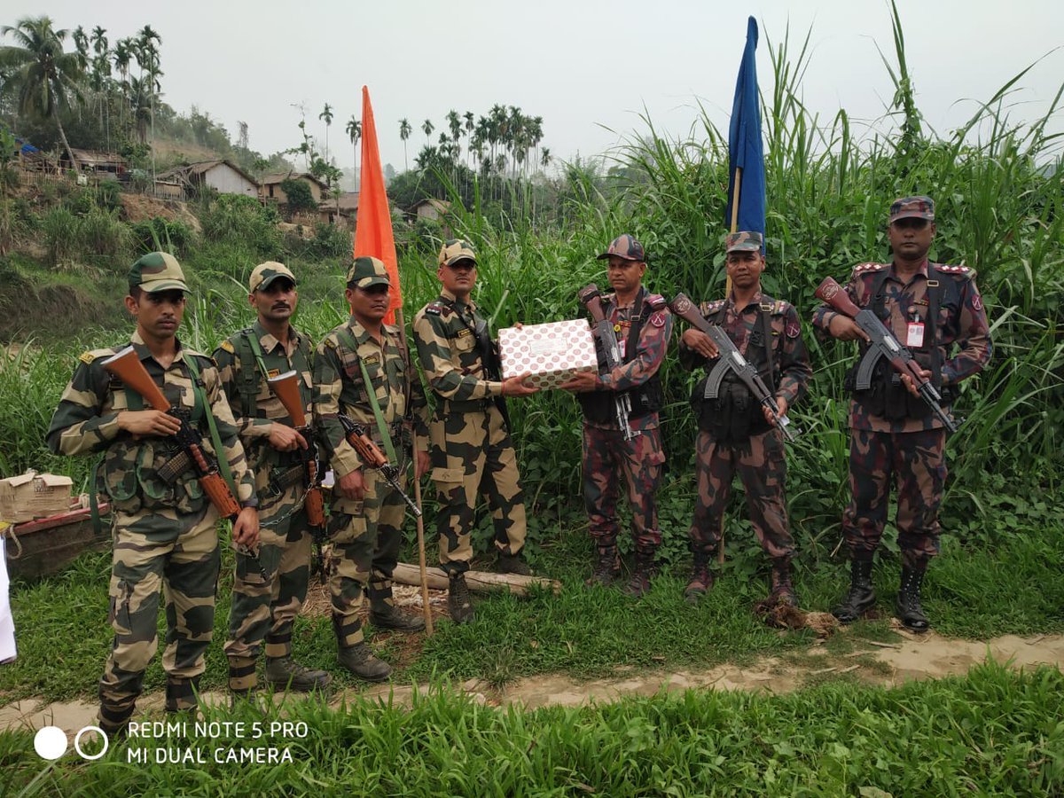 BSF_MizoramCach's tweet photo. BSF M&amp;C Frontier exchanged sweets with BGB on the eve of Eid-ul-Fitr with greetings. Long Live India-Bangladesh Friendship.
#BSF
#BGB
#LongLiveFriendship https://t.co/DiLP61sWIF