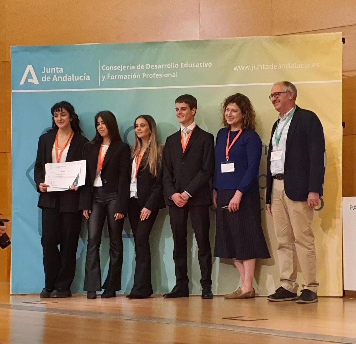 Elena_AreCas's tweet photo. ¡Es un orgullo llevar el nombre de nuestro centro @iesVirgenCarmen a la final del Debate Andaluz en Francés. #bachibac #bilinguismo @ProInnoAnd @ComunicApro_ . ¡Muy orgullosos de la ejecución de nuestros equipos de inglés y francés! https://t.co/63zyon5UbW