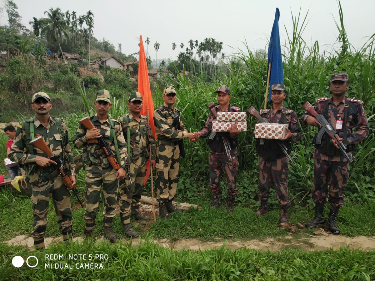 BSF_MizoramCach's tweet photo. BSF M&amp;C Frontier exchanged sweets with BGB on the eve of Eid-ul-Fitr with greetings. Long Live India-Bangladesh Friendship.
#BSF
#BGB
#LongLiveFriendship https://t.co/DiLP61sWIF