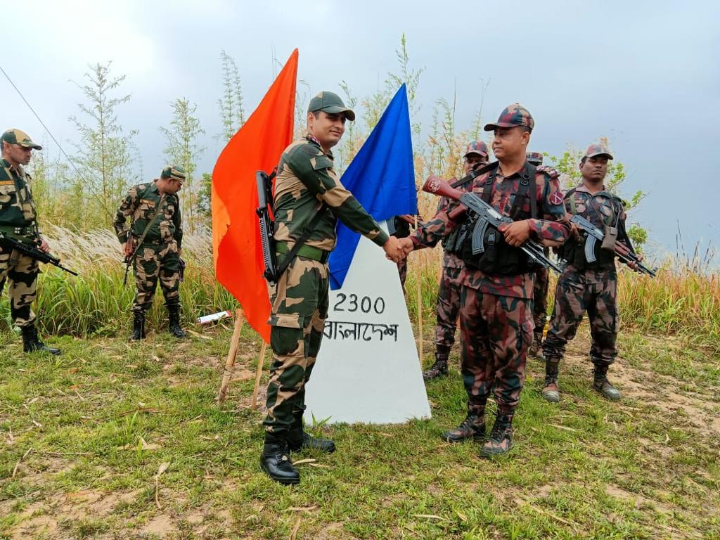 BSF_MizoramCach's tweet photo. BSF M&amp;C Frontier exchanged sweets with BGB on the eve of Eid-ul-Fitr with greetings. Long Live India-Bangladesh Friendship.
#BSF
#BGB
#LongLiveFriendship https://t.co/DiLP61sWIF