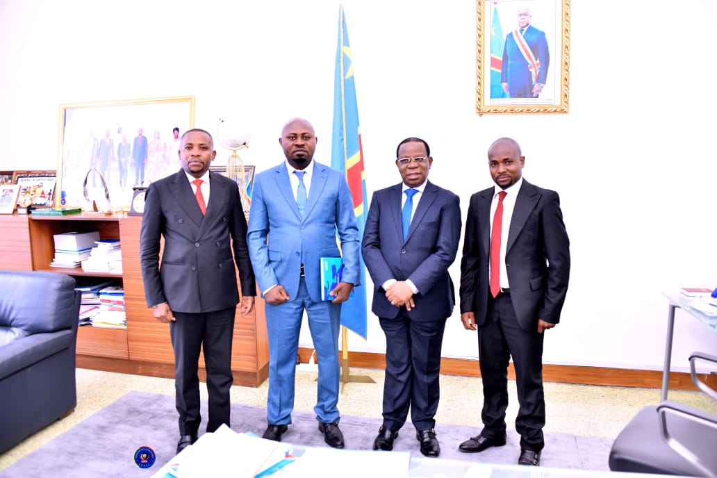 DannyMapenzi's tweet photo. Je précise que je ne suis pas membre et n'ai adhéré dans aucun parti politique contrairement à ce 
qui se dit ds l réseaux sociaux. J suis à #Kinshasa pr une mission professionnelle et je profite pr prêcher l'unité, la paix et le dvpt du #SudKivu, notre patrimoine commun https://t.co/zc5jSoxITy