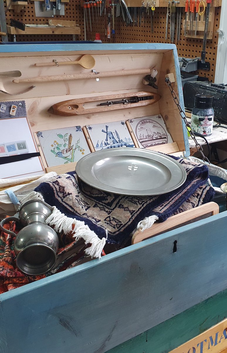 MarjoPotma's tweet photo. Workshop “Schatten van Vroeger”. Leuk dat een leerling mij laat weten dat mijn schatkist helemaal geen slot heeft. Die zit er nu dus wel in. #Cultuureducatie #Kunstonderwijs #Basisschool #Cultuuronderwijs https://t.co/g0Mg1hCbne
