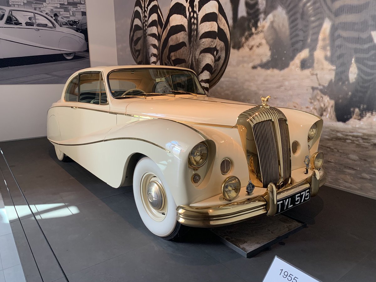 meddidocc's tweet photo. 1/Eine #Autostory: Ihr seht den „Daimler Golden Zebra“ von 1955, den letzten von 5 „ Docker Daimlers“. Lady Norah Docker, Ehefrau des schwer reichen Daimlerbosses Bernard Nocker, hatte einen starken Hang zu #Luxus und Überschwang, konnte bei #Daimler durchsetzen,5 Luxusmodelle zu https://t.co/gEaKeGN0PP