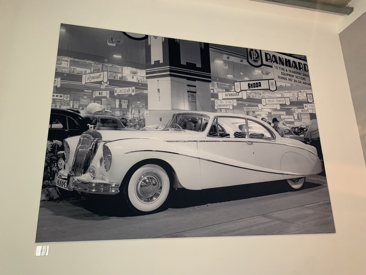 meddidocc's tweet photo. 1/Eine #Autostory: Ihr seht den „Daimler Golden Zebra“ von 1955, den letzten von 5 „ Docker Daimlers“. Lady Norah Docker, Ehefrau des schwer reichen Daimlerbosses Bernard Nocker, hatte einen starken Hang zu #Luxus und Überschwang, konnte bei #Daimler durchsetzen,5 Luxusmodelle zu https://t.co/gEaKeGN0PP